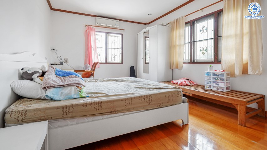 *****บ้านเดี่ยวมือสองย่านนนทบุรี ม.ซอยกรุงเทพ-นนท์7 แยก 12 เนื้อที่กว้าง 65 ตร.ว. ฟังก์ชัน 4 ห้องนอน 2 ห้องน้ำ ที่จอดรถ 1 คัน สภาพสวย พร้อมเข้าอยู่ บนทำเลเดินทางสะดวกสบาย ใกล้รถไฟฟ้าสายสีม่วง "สถานีแยกติวานนท์" และทางด่วน "ศรีรัช"